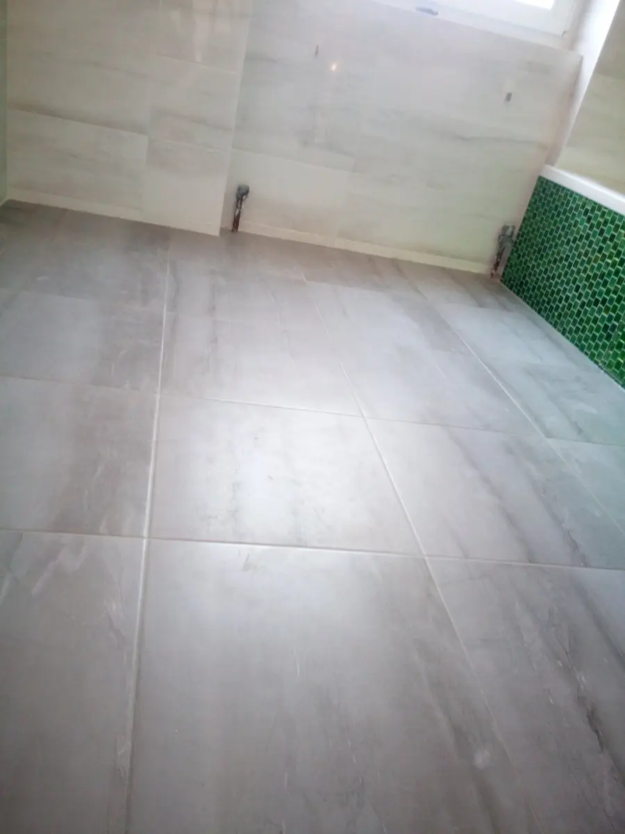 Placări ceramice aflate în execuție