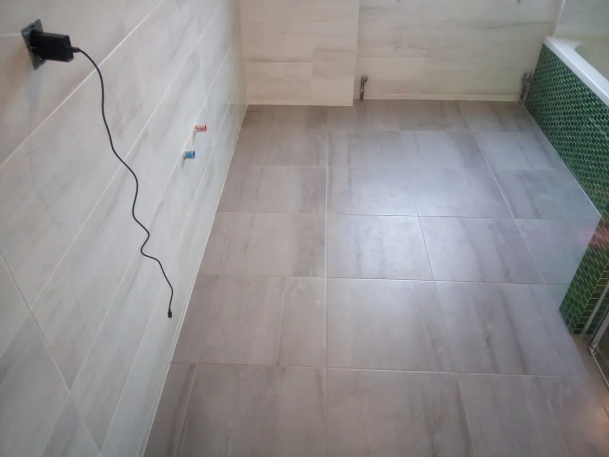 Pardoseală și pereți placați și finisați
