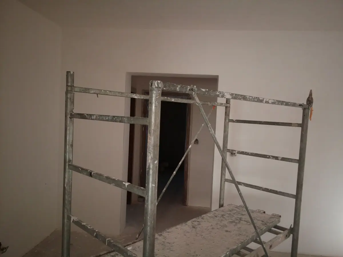 Lucrare în curs la interiorul unei case - imaginea 2 din portofoliu